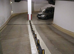 Устройство разделительного колесоотбойника на подземном паркинге ДЦ "Берлинский дом"